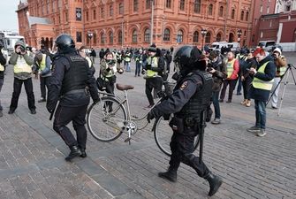 В РФ силовики во время протестов "задержали" велосипед