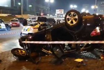 У Києві авто пробило огорожу і впало зі шляхопроводу