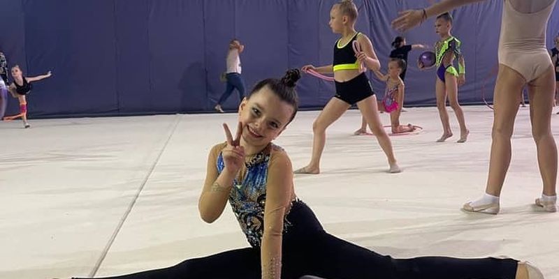 Будущая чемпионка: маленькая гимнастка без ноги вернулась в большой спорт