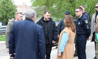 "Прежде всего – безопасность": министр МВД в Черкассах и Чернигове встретился с руководителями ОВА