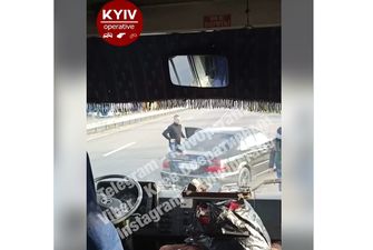 На трассе Киев-Чернигов водитель Mercedes выстрелил в маршрутчика: видео