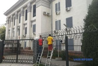 У здания посольства РФ демонтируют колючую проволоку