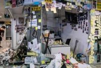 Члены триад напали на протестующих в метро Гонконга, десятки травмированных