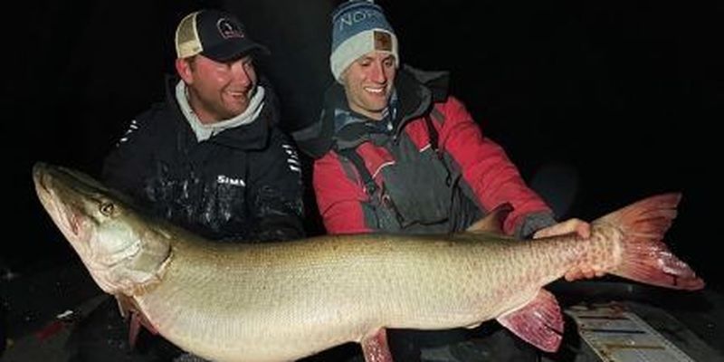 Держался более полувека: в Миннесоте мужчина поймал 1,5 метровую рыбу и побил рекорд штата