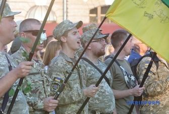 По центру Харькова с барабанным боем прошли около тысячи участников "Марша защитников"