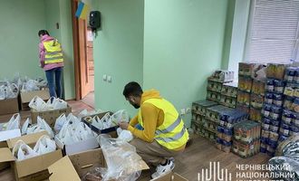 Волонтерський штаб ЧНУ роздав великодні пакунки переселенцям