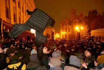 Сутички, затримання та потерпілі: як минув мітинг на підтримку Стерненка біля Офісу президента