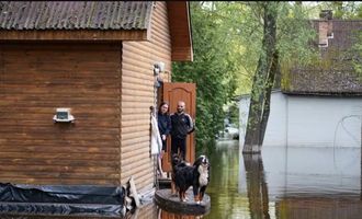 Дома оказались отрезанными от суши: в Черкасской части часть жителей села пришлось эвакуировать из-за подтопления. Фото и видео