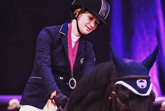 «Скромная улыбка»: Дочь-красавица Билла Гейтса позировала возле лошади