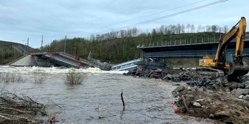 В России река смыла мост: Мурманск отрезан от страны