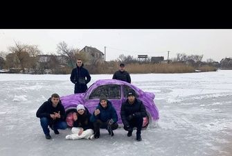 В Украине из снега создали авто веселой расцветки: фото и видео