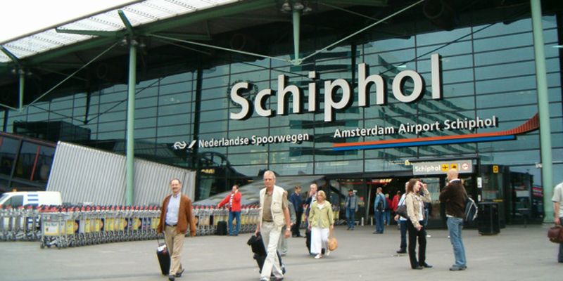 Очереди в Схипголе: путешественники не успевают на самолеты, KLM отменила более 30 рейсов