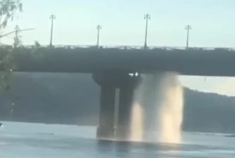 У Києві через прорив теплотраси на мості Патона утворився "фонтан"