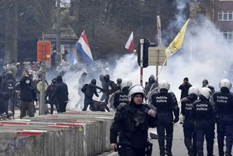 В Бельгии митинг против COVID-ограничений разогнали с помощью водометов и слезоточивого газа