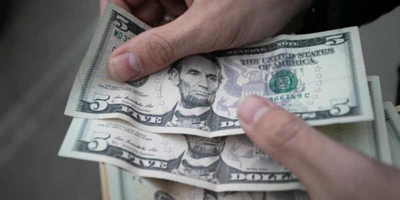 В Украине медленно снижается курс доллара