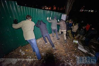 У Києві протестувальники знесли паркан на місці будівництва багатоповерхівки