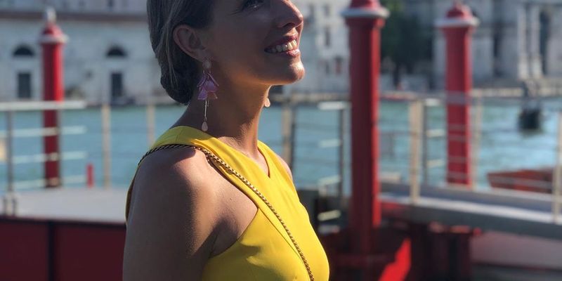 На світанку: Катя Осадча у розкішній жовтій сукні милується Венецією