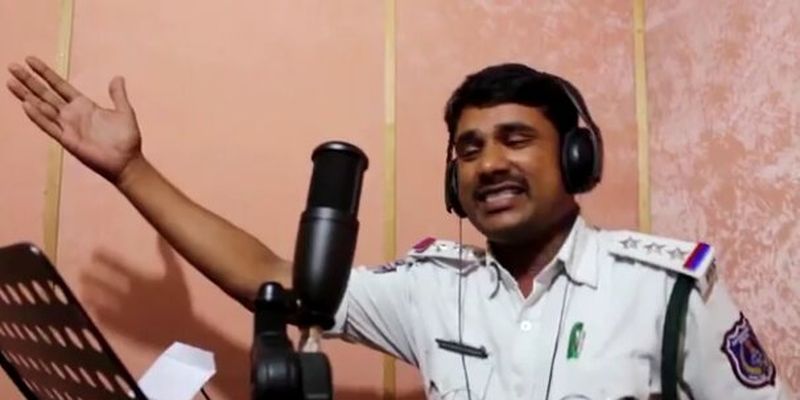 Ноу-хау від індійського поліцейського: б'є по криміналу піснями, які звучать із кожної праски