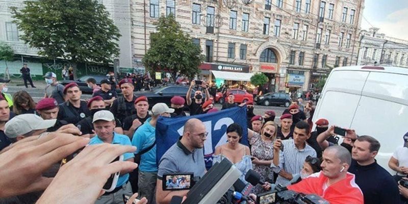 Представители закрытых телеканалов протестовали в центре Киева