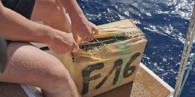У Азорских островов к яхте путешественников прибило пакет с 500 килограммами «зелья»