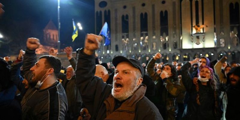 "Верим в ВСУ": протестующие в Грузии включили под парламентом гимн Украины