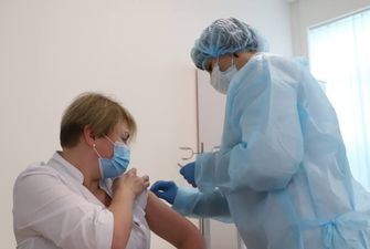 Первыми в Киеве вакцинировали 30 медиков мобильных бригад и Александровской больницы