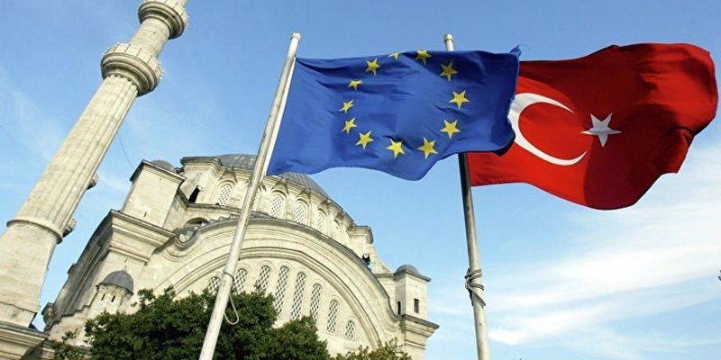 Евросоюз на 75% сократил финансовую помощь Турции