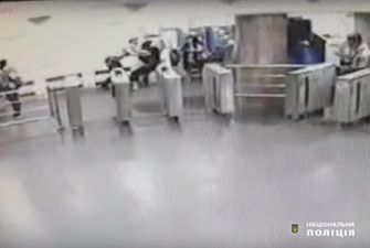 У харківському метро чоловік вдарив поліцейського ножем у груди