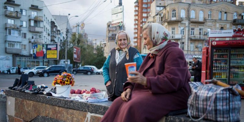 Уряд хоче компенсувати українцям затримку пенсій, зарплат та стипендій