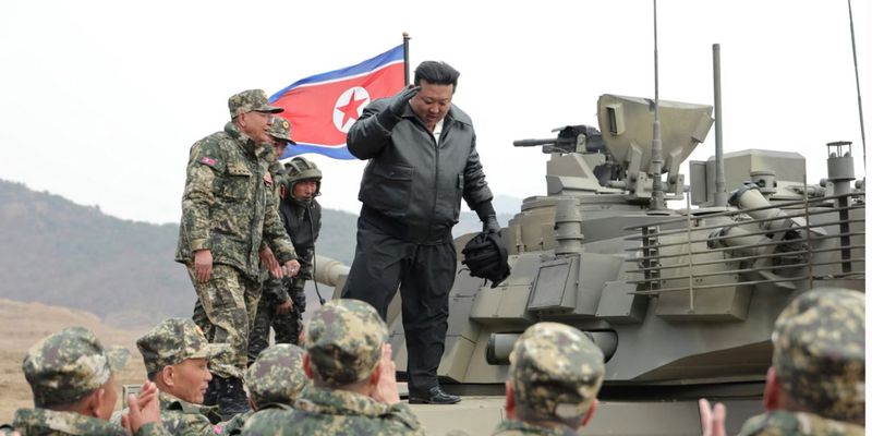 Ким Чен Ын из танка призвал войска готовиться к войне: фото