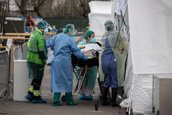 Українські пенсіонери целофаном рятуються від смертельного коронавірусу - сумно і боляче