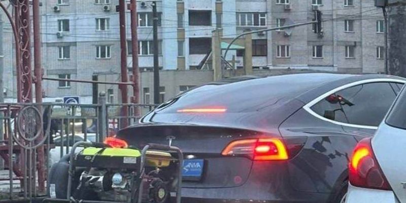 Когда дома нет света: в Украине заметили электромобили с генератором на багажнике