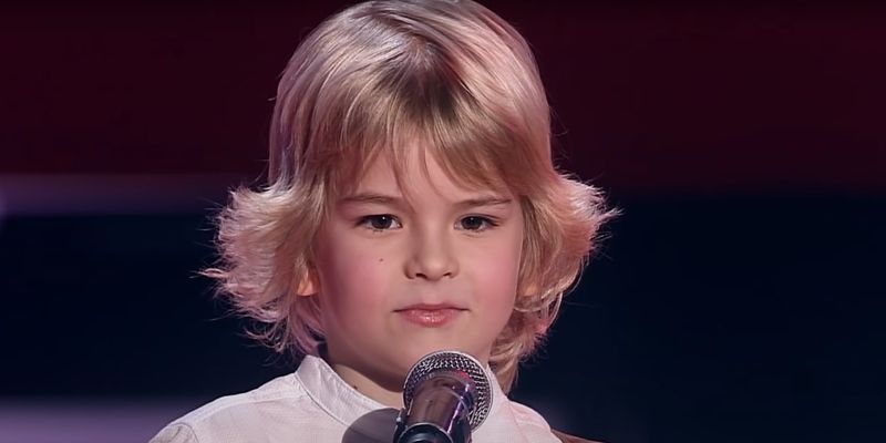 Первоклассник Мирон Проворов своим исполнением песни на "Голос. Дети" заставил взрослых плакать: талант завораживает