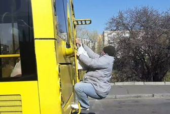 Посторонний на спецрейсе: в Киеве взрослый мужчина в медицинской маске превратился в «зацепера»