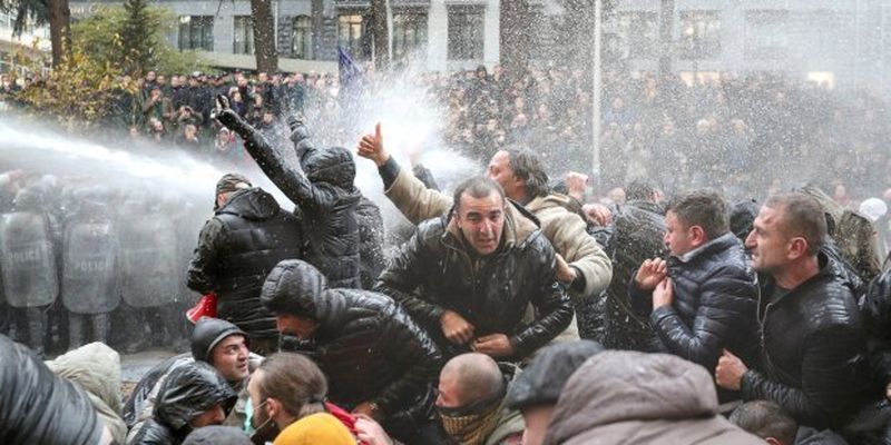 У Тбілісі почався розгін протестувальників з-під будівлі парламенту