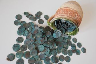 Сховав священик: У Кошицькій церкві знайшли скарб з 500 монет