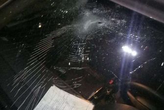 На Київщині п’яна жінка жбурнула камінь у поліцейське авто