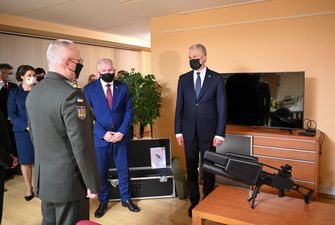 Литовский президент привез Украине оружейный подарок