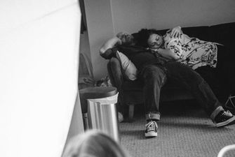 Молоді батьки заснули під час фотосесії їх новонародженої дитини: миле фото