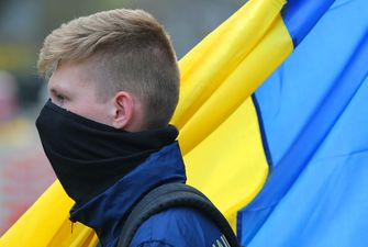 В центре Киева неизвестные забросали петардами участников акции