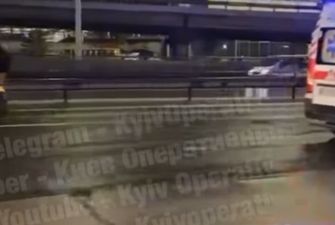 В Киеве мужчина перебегал дорогу над переходом и погиб: авария спровоцировала дискуссию в сети
