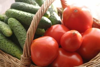 На ринках України суттєво здорожчали тепличні огірки і помідори: які ціни