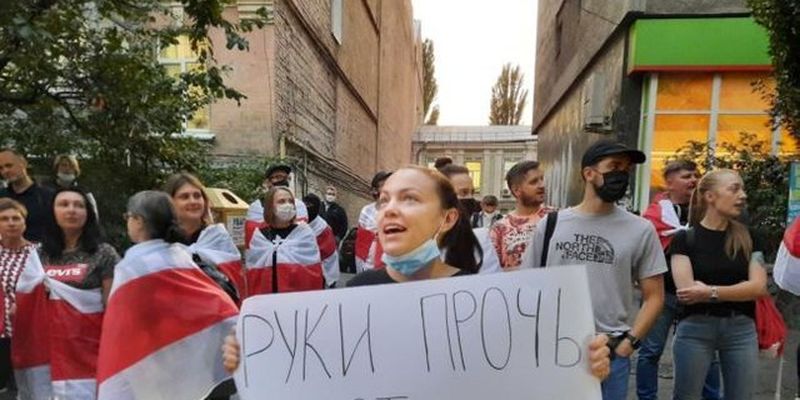 "Саша, йди": У Києві пройшла акція під посольством Білорусі проти інавгурації Лукашенка