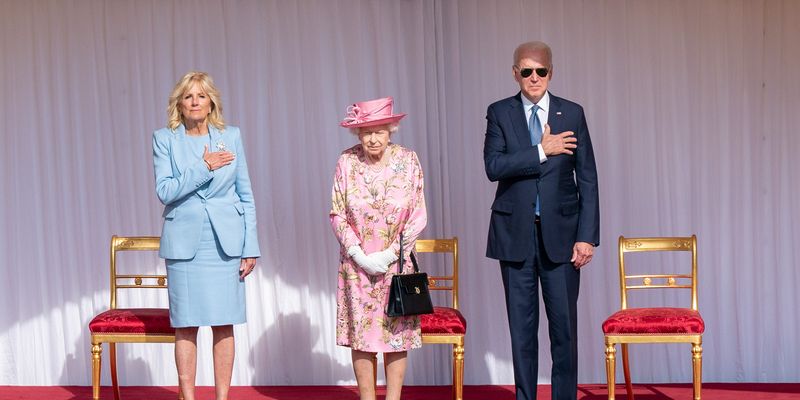 Королева Елизавета II встретилась с четой Байденов на дневном чаепитии