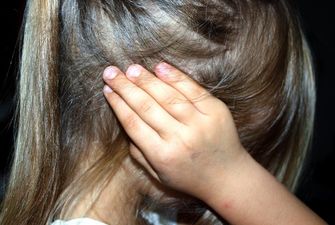 На Харківщині хлопець протягом трьох років ґвалтував свою маленьку сестру