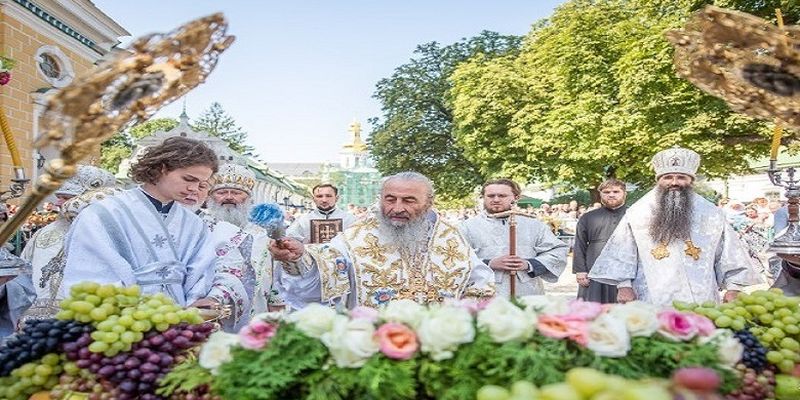 У Києво-Печерській лаврі віруючі УПЦ святкують Преображення Господнє