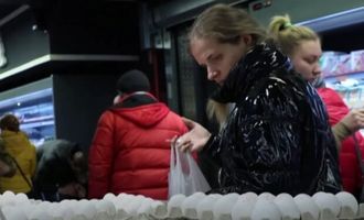 Можно брать два десятка: в Украине супермаркеты снизили цены на яйца, сливочное масло и постное