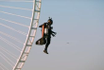 В Дубае мужчина с реактивным ранцем взлетел на высоту полтора километра