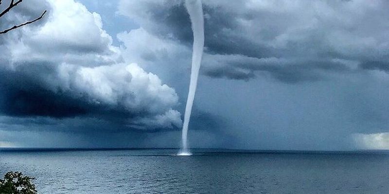 Черным морем пронесся огромный торнадо: разрушительную стихию сняли на видео
