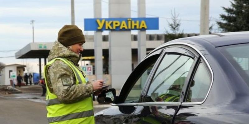 От тысячи долларов и выше: сколько платят за возможность покинуть Украину во время войны